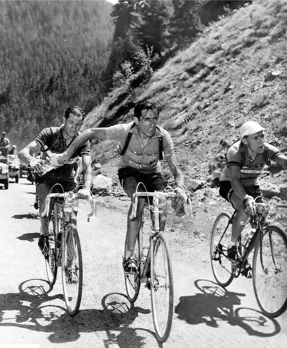 L’une des photos les plus iconiques de l’histoire du cyclisme fut prise un 6 juillet. C’était lors du Tour 1952.