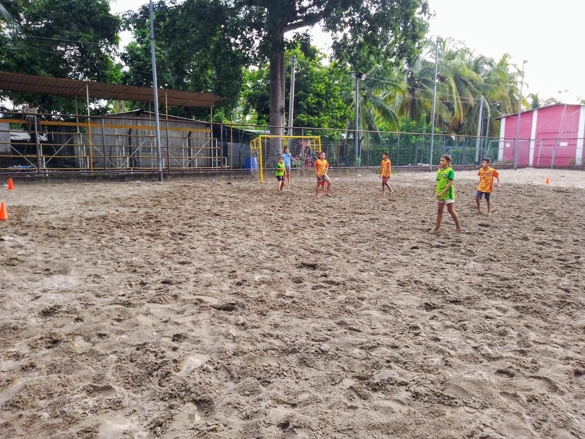 IsaacGuerr83881's tweet photo. Los niños de isla la pirraya 🏝 demuestran sus habilidades en el fútbol pero sin olvidar el conocimiento que obtienen acerca de Bitcoin todos los sábados por las mañanas y por la tarde fútbol esto es un proyecto que se lleva acabo gracias a @Bitcoinbeach !el futuro está aquí!. https://t.co/SVMtlnvBZu