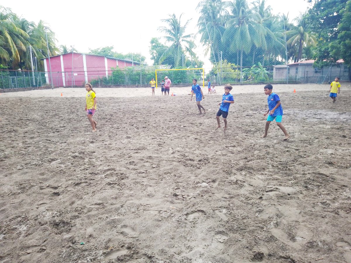 IsaacGuerr83881's tweet photo. Los niños de isla la pirraya 🏝 demuestran sus habilidades en el fútbol pero sin olvidar el conocimiento que obtienen acerca de Bitcoin todos los sábados por las mañanas y por la tarde fútbol esto es un proyecto que se lleva acabo gracias a @Bitcoinbeach !el futuro está aquí!. https://t.co/SVMtlnvBZu