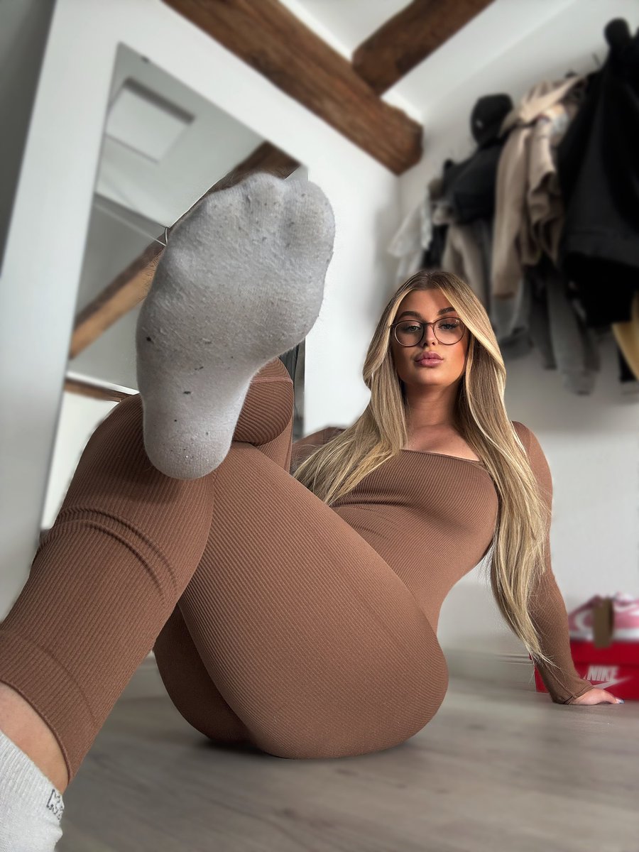 Goddessyanaa's tweet photo. Wie fühlt es sich eigentlich an von einer 20 jährigen so gedemütigt zu werden, dass du nichtmal dem Dreck unter meinen Füßen wert bist😮‍💨 https://t.co/GnScNxccF2