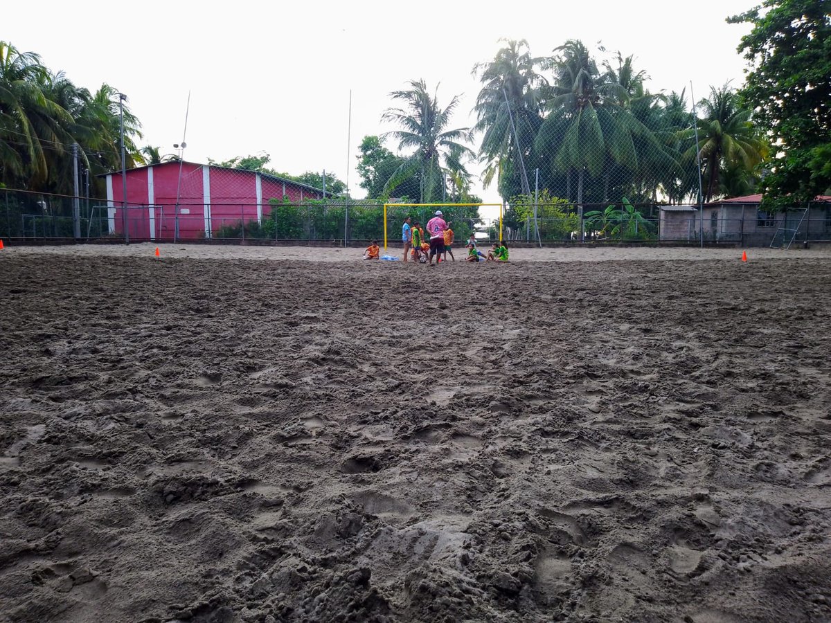 Los niños de isla la pirraya 🏝 demuestran sus habilidades en el fútbol pero sin olvidar el conocimiento que obtienen acerca de Bitcoin todos los sábados por las mañanas y por la tarde fútbol esto es un proyecto que se lleva acabo gracias a <a href="/Bitcoinbeach/">Bitcoin Beach</a> !el futuro está aquí!.