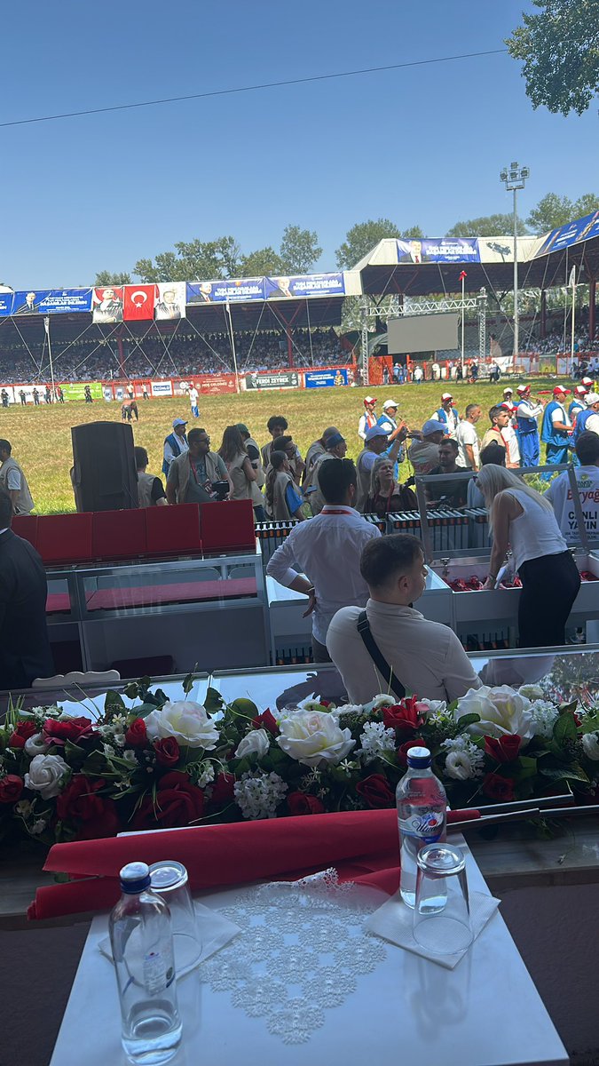 Tarihi Kırkpınar Meydanında yine bir şölene şahitlik ettik.

Türk Milletinin Ata Sporu Yağlı Güreşleri bugün heyecanlarına tanıklık ettiğimiz gençlerimizle gelecek nesillere taşınacaktır.

Er meydanında kol bağlayan tüm güreşçilerimizi kutluyorum.

Birkez daha Başpehlivanlığı