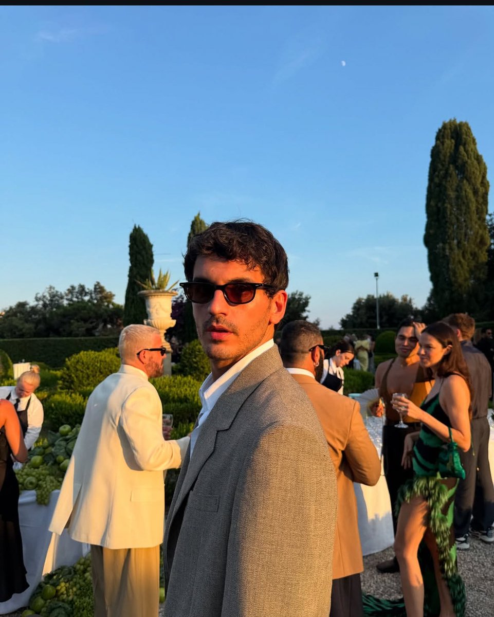 seni tanıyorum leyla ile demirin düğününe gitmiş atakan