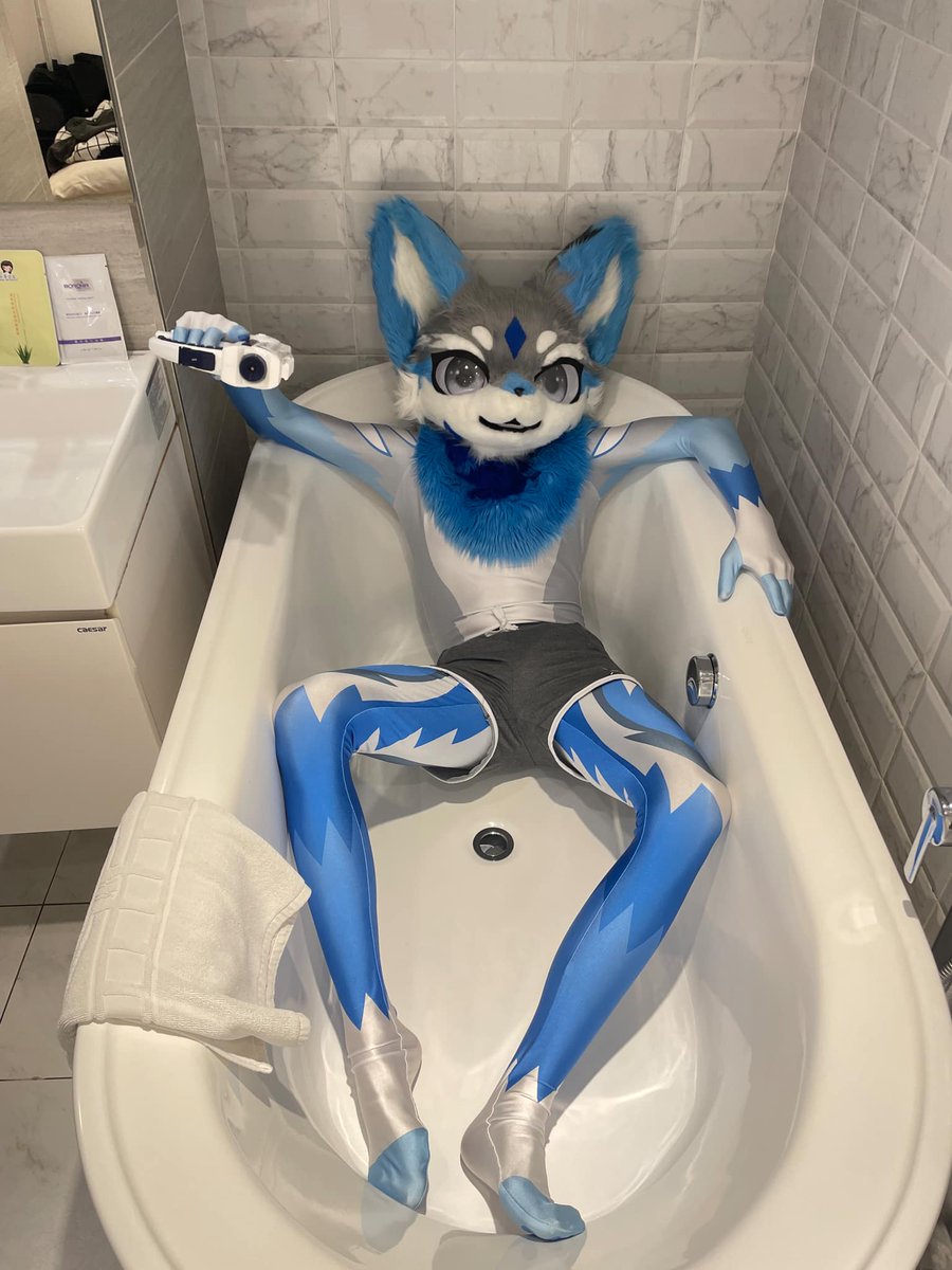 在過來一步，射你滿臉
#FursuitFriday