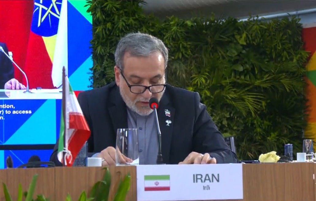 #عراقچی، وزیر امورخارجه کشورمان در نشست نهارکاری سران #بریکس:
-راه حل دو دولتی که سال‌ها است تکرار می‌شود به جایی نرسیده است.راه حل دو دولتی راه حلی واقعی نیست.
 -ایران راه حل عادلانه برای فلسطین را برگزاری همه‌پرسی بامشارکت همه ساکنان اصلی فلسطین می‌داند.
dolat.ir/detail/465808