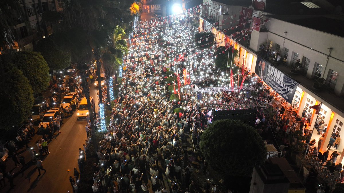 Adana tutsak edilemez,
Adanalı haksızlığa boyun eğmez! 

Zeydan Başkan’ımızın yanındayız. Haksızlığa ve karanlığa boyun eğmeyen on binlerle Adana Büyükşehir Belediyesi taş bina önündeyiz.

#AdanaZeydanKaralardır