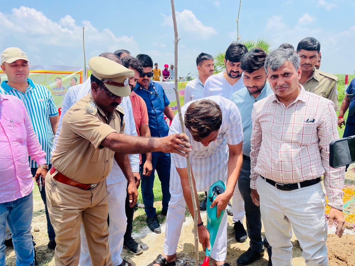 brijesh259's tweet photo. माo सदस्य विधान परिषद श्री विशाल सिंह चंचल जी ने अमृत सरोवर पर #एकपेड़मांकेनाम अभियान के अंतर्गत पौधा रोपित कर पर्यावण संरक्षण का संदेश दिया @myogiadityanath @MLCVishalSingh @narendramodi @cleanganganmcg @DmGhazipur https://t.co/ZlkS4amba9