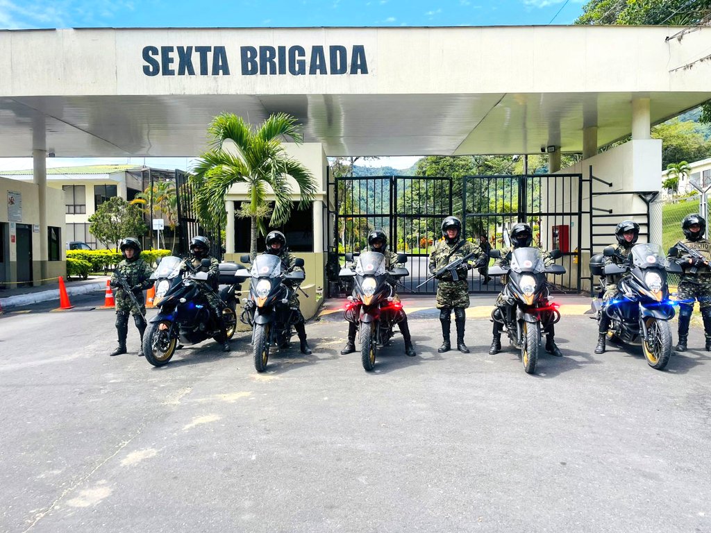 Ejercito_Div5's tweet photo. Nuestro pelotón motorizado del Batallón Rooke de la #SextaBrigada, a esta hora hace presencia en diferentes puntos de la ciudad de #Ibagué, brindando seguridad a los habitantes de la capital tolimense que disfrutan de este domingo.

#NuestroCompromisoEs🇨🇴 https://t.co/z8x9wTpvtm