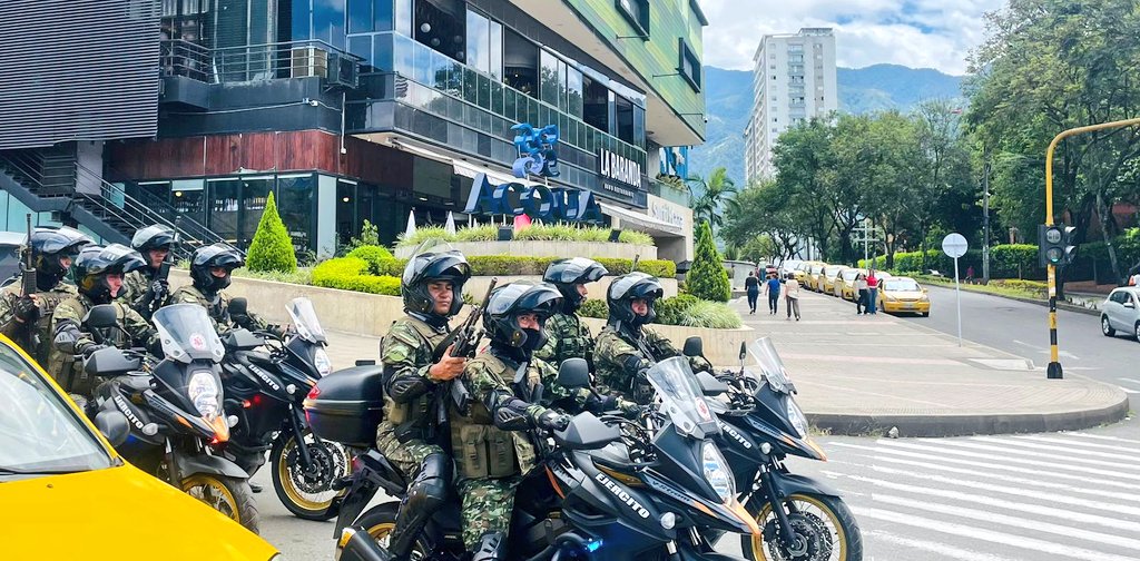 Ejercito_Div5's tweet photo. Nuestro pelotón motorizado del Batallón Rooke de la #SextaBrigada, a esta hora hace presencia en diferentes puntos de la ciudad de #Ibagué, brindando seguridad a los habitantes de la capital tolimense que disfrutan de este domingo.

#NuestroCompromisoEs🇨🇴 https://t.co/z8x9wTpvtm