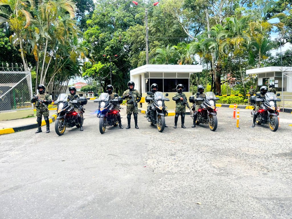 Ejercito_Div5's tweet photo. Nuestro pelotón motorizado del Batallón Rooke de la #SextaBrigada, a esta hora hace presencia en diferentes puntos de la ciudad de #Ibagué, brindando seguridad a los habitantes de la capital tolimense que disfrutan de este domingo.

#NuestroCompromisoEs🇨🇴 https://t.co/z8x9wTpvtm