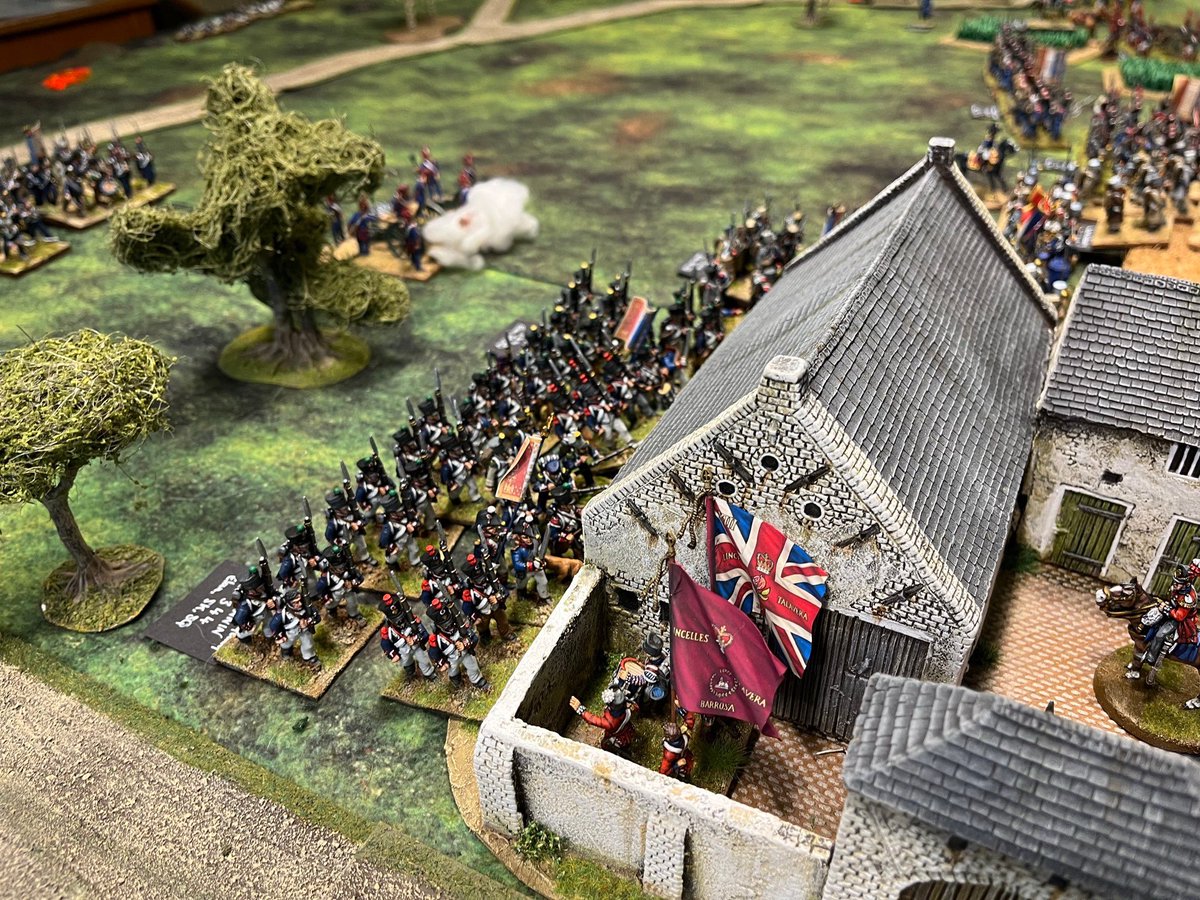 tomjmegan's tweet image. Day 2 - Waterloo.
The main event.
Thunderous clashes of cavalry, with relentless grind of brutal infantry combat across the length of the front.
My British Foot Guards alongside 3rd British Inf Div held the centre..but only just.
Breathtakingly tense & great fun!
#Wargaming