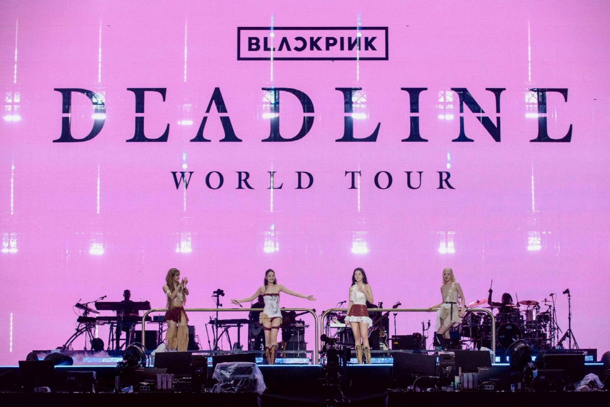 BLACKPINKFANCOL's tweet photo. Esto esto se llama FELICIDAD ❣️  #BLACKPINK 🖤💖 la emoción de verlas otra ves 🥹 después de tanto tiempo 😭

#BLACKPINKDEADLINE 🖤💖 https://t.co/imV8zozJKz