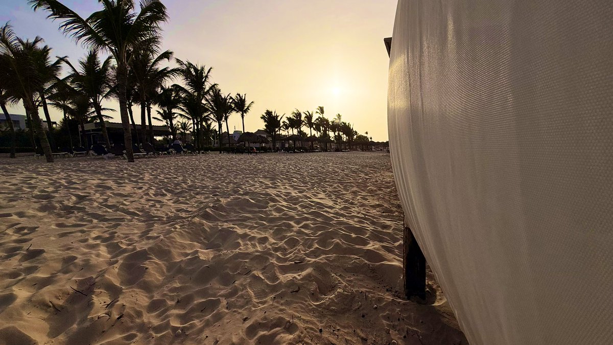 Happy #SundaySunsets!

The 1st Sunday of each month is dedicated to sharing your #sunrise or #sunset photos. 

You’re invited to join us and brighten your feed! Tag <a href="/leisurelambie/">Alecia | Leisure Lambie</a> <a href="/LiveaMemory/">Live a Memory</a> &amp; <a href="/sl2016_sl/">Seema</a>.

📷: #BeachDay #SummerVacation2025 Punta Cana