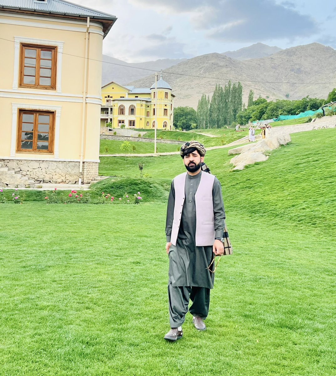 Matiullah Wesa مطيع الله ويسا (@matiullahwesa) on Twitter photo د یار په زړه باندې غباره سړی څه ووایي
چې دروغجنه شې هنداره سړی څه ووایي
د ډار په ښار کې خلک ټول فکر په دې کوي چې
سړی څه نه وایي له ډاره سړی څه ووایي
شاعر <a href="/MajeedQarar/">Majeed Qarar</a> د یار په زړه باندې غباره سړی څه ووایي
چې دروغجنه شې هنداره سړی څه ووایي
د ډار په ښار کې خلک ټول فکر په دې کوي چې
سړی څه نه وایي له ډاره سړی څه ووایي
شاعر <a href="/MajeedQarar/">Majeed Qarar</a>