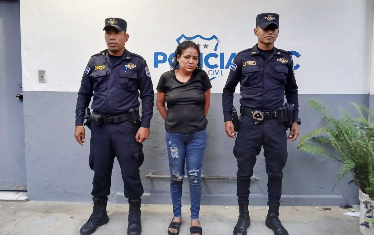 PNCSV's tweet photo. Reportamos un homicidio en la comunidad La Salud, Ciudad Delgado, San Salvador Centro.

La víctima es un hombre de 38 años quien fue herido con un cuchillo por su compañera de vida, mientras departían bebidas alcohólicas.
 
La responsable ya fue capturada, ha sido identificada como Priscila Mayela Abarca Mendoza, de 33 años, quien será remitida por el delito de homicidio.