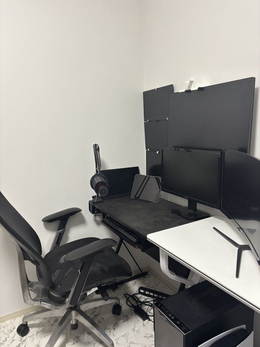 papasan_game's tweet photo. 配信中にグラフィックボードから煙が出て、クローゼットの中で配信してたんですけど原因が暑すぎる問題だったので部屋を移動してます。 https://t.co/uR04ANFbgD