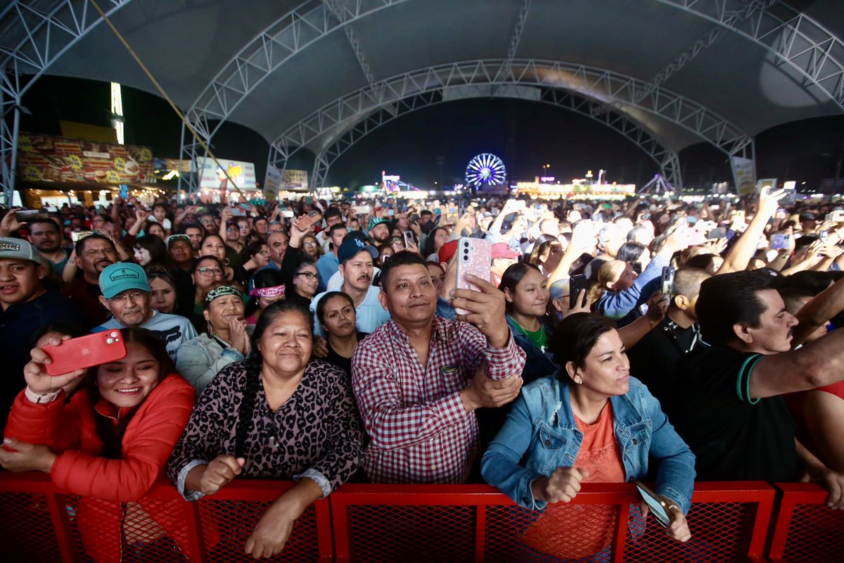 feria_saltillo's tweet photo. 👉🏼Teatro del Pueblo, juegos mecánicos, antojitos y mucho más:

🎪 Circo sobre hielo 
⛸️ Pista de patinaje
🤼‍♂️ Lucha libre
🦒 Animales exóticos
🌾 Pabellón agropecuario
🎨 Pabellón artesanal
👻 Casa de terror
🐰 Granja didáctica

¡Te esperamos en la Feria #Saltillo 2025! 🎆 https://t.co/GxZYxsL0Qt