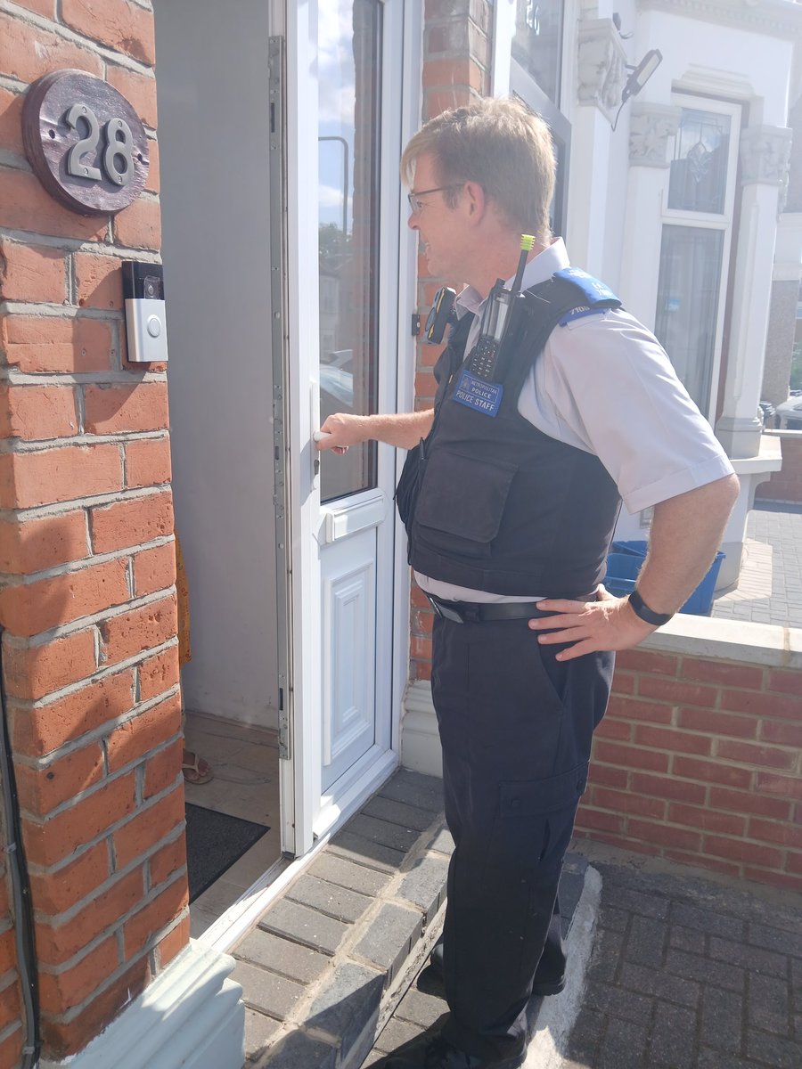 MPSValentines's tweet image. @MPSValentines SNT PCSOs were out on Wellesley Road today, doing reassurance patrols &amp;amp; helping residents sign up for #MetEngage. Stay informed &amp;amp; connected with local policing updates!