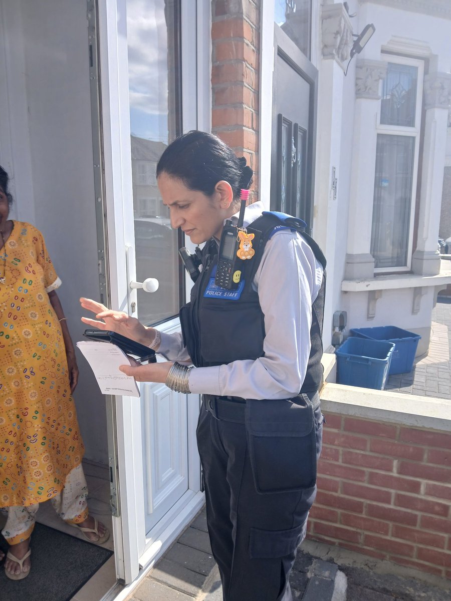 MPSValentines's tweet image. @MPSValentines SNT PCSOs were out on Wellesley Road today, doing reassurance patrols &amp;amp; helping residents sign up for #MetEngage. Stay informed &amp;amp; connected with local policing updates!