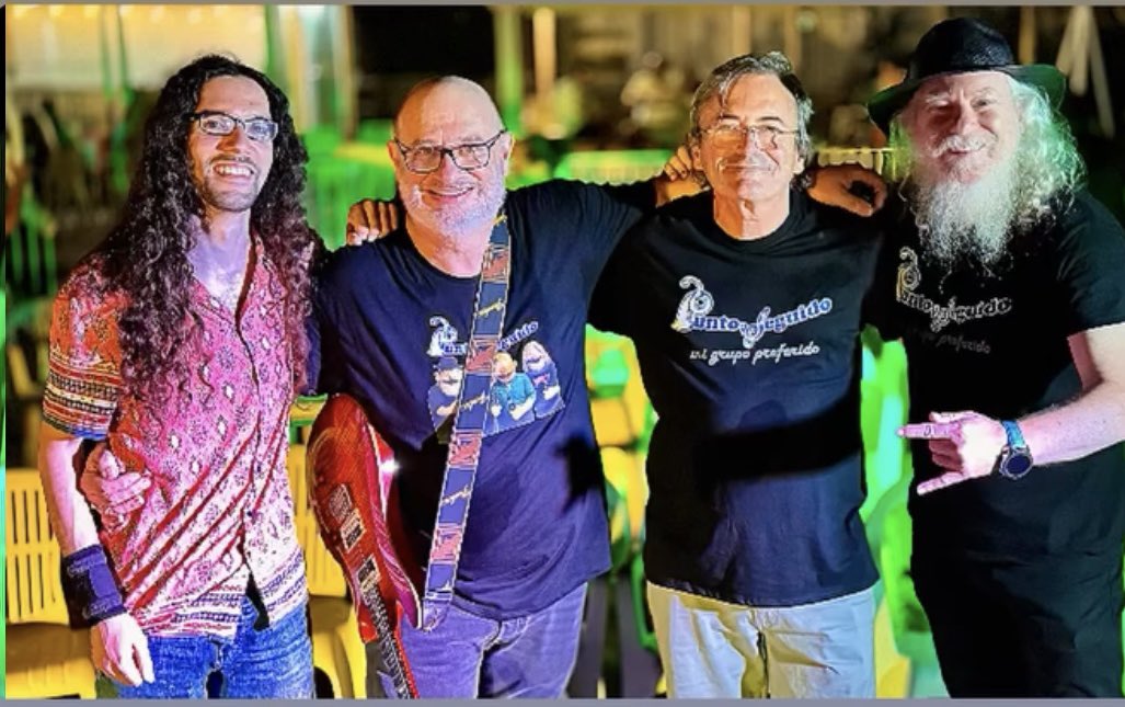 No todo va a ser ponerse la #toga. Estos días ⛱️ ideales para entre otras cosas ir a escuchar las bandas que con su #musica te alegran el día y si tocas en una de ellas volver a coincidir con parte de mis <a href="/KharmahPop/">Kharmah</a> Con Juan, Javier y Alberto