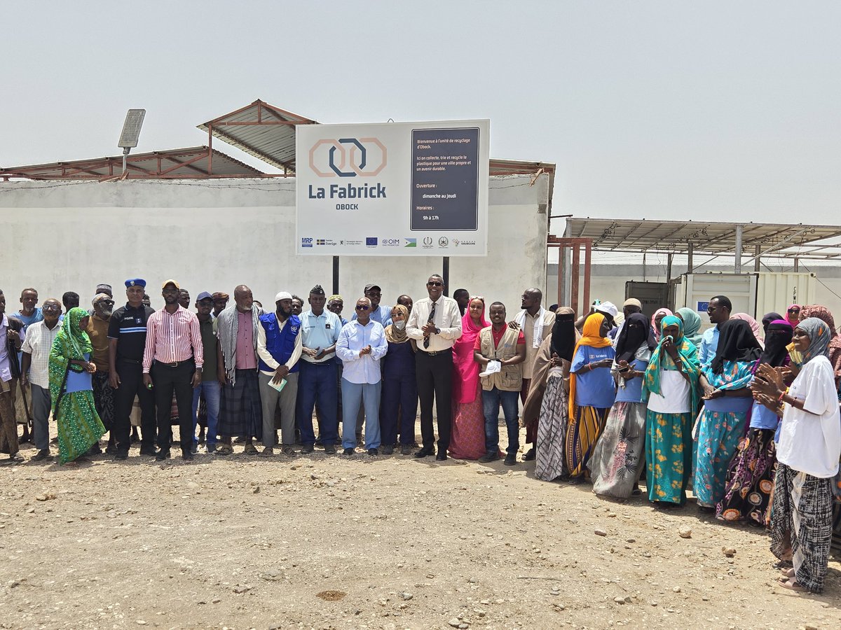 Atelier &amp; visite guidée de l'usine de recyclage #LaFabrik à Obock, en présence des autorités locales. Un projet innovant contre la pollution plastique, créateur d'emplois (30 collecteurs + 5 techniciens) et moteur de développement durable. 🌱
#Obock #LaFabrik #recyclage