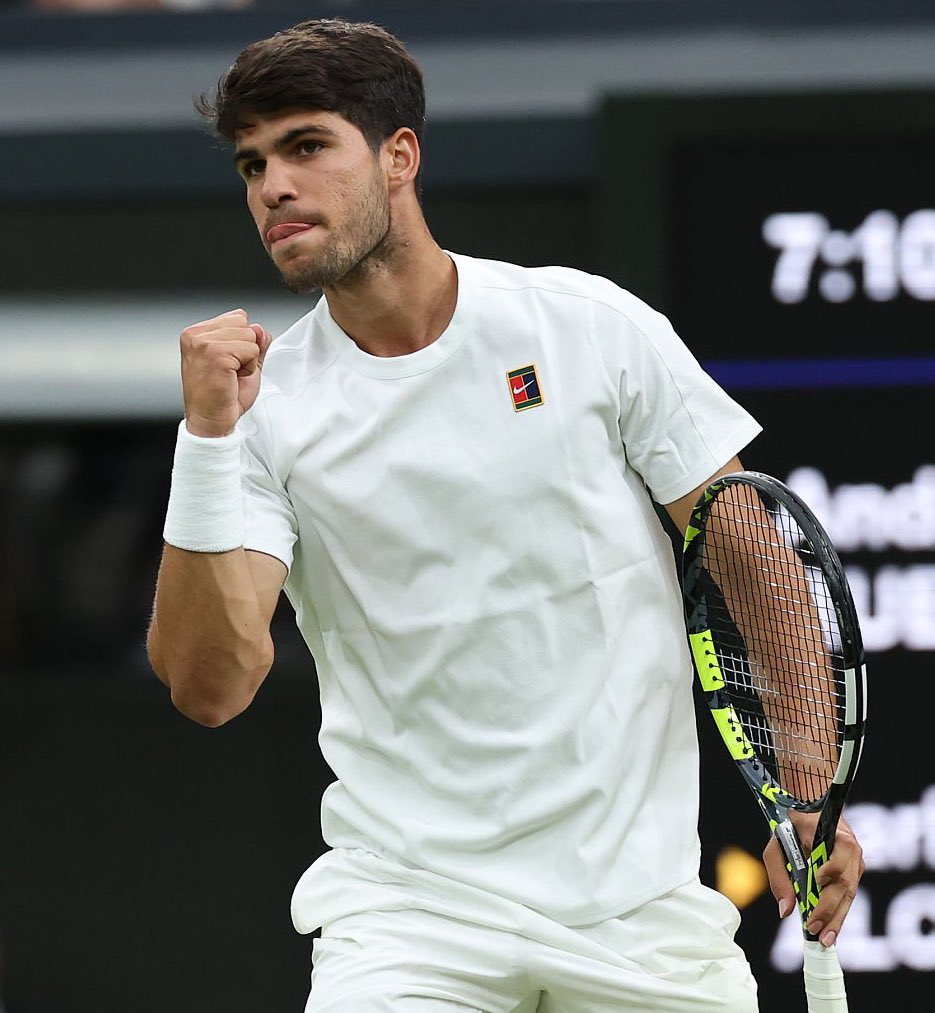 Carlos Alcaraz, 3. seti 6-4 ile alarak Andrey Rublev karşısında 2-1’lük üstünlüğü yakalıyor! #Wimbledon