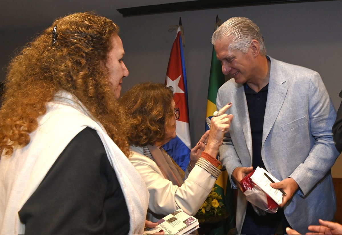 Bruno Rodríguez P (@brunorguezp) on Twitter photo Junto al Presidente <a href="/DiazCanelB/">Miguel Díaz-Canel Bermúdez</a>, sostuvimos excelente intercambio con intelectuales y artistas brasileños, a quienes agradeció por su solidaridad con #Cuba
Se destacó el papel fundamental que desempeñan en defensa de identidad, soberanía y desarrollo cultural de nuestros pueblos Junto al Presidente <a href="/DiazCanelB/">Miguel Díaz-Canel Bermúdez</a>, sostuvimos excelente intercambio con intelectuales y artistas brasileños, a quienes agradeció por su solidaridad con #Cuba
Se destacó el papel fundamental que desempeñan en defensa de identidad, soberanía y desarrollo cultural de nuestros pueblos