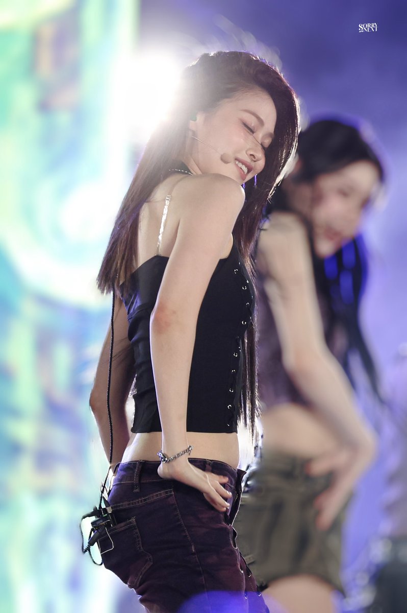 250706 Itzy TheNextWave in Hong Kong

#YUNA #신유나 #CHAERYEONG #이채령 #RYUJIN #신류진 #thenextwave