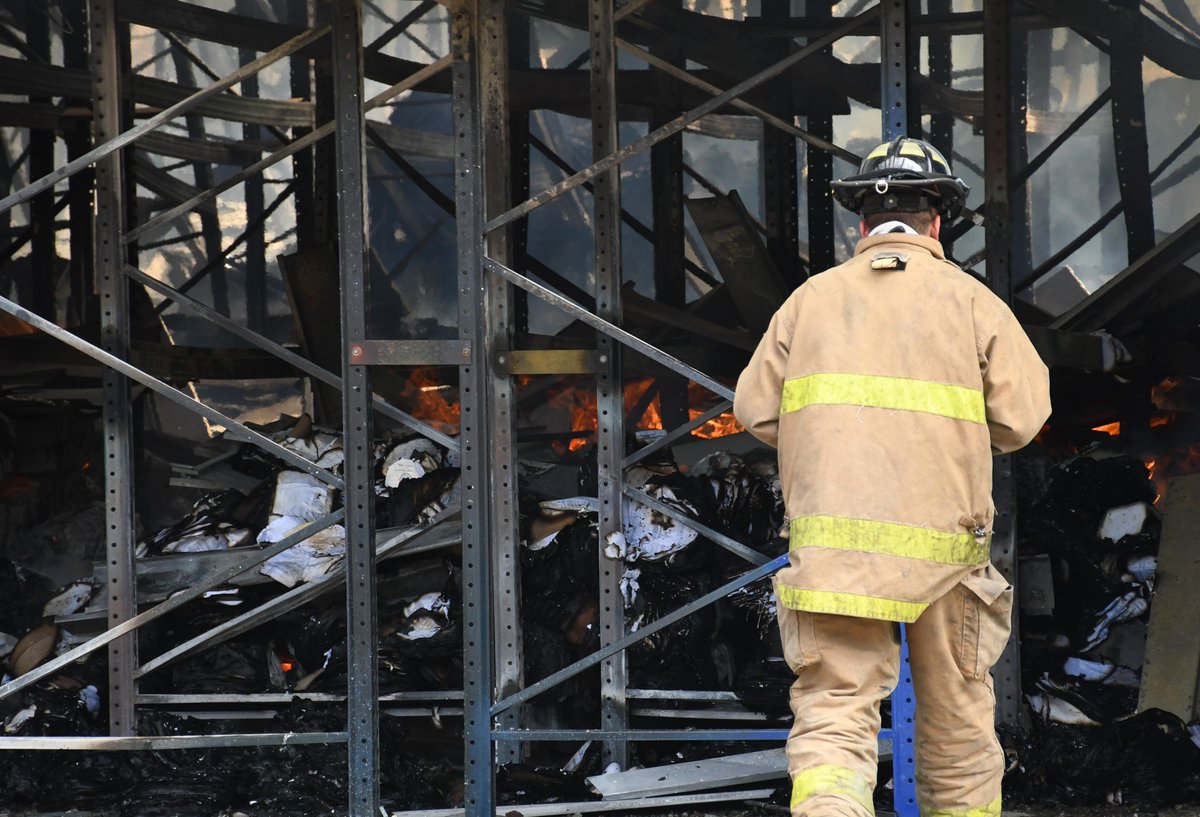 Caracol_Cali's tweet photo. Tras cinco horas de labor adelantada por los organismos de socorro, fue controlado el incendio registrado en una bodega ubicada en la vía que comunica a Cali con Yumbo, la cual almacenaba archivos pertenecientes a la Gobernación del Valle, algunos de ellos con fecha desde 1957. https://t.co/fDieF33lXn