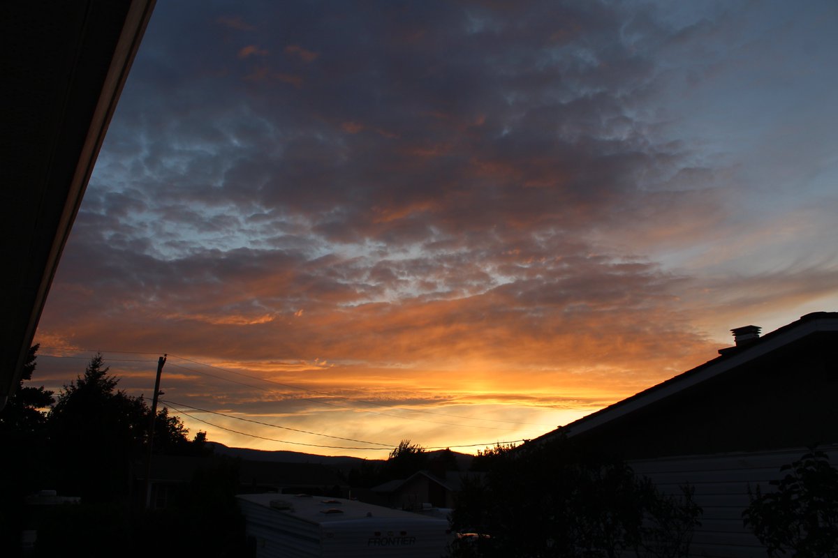 (1/2)

More photos of yesterday evening's sunset here in #Kelowna #BC, as well as a timelapse of a couple passing cells &amp; the aforementioned #sunset.

#BCStorm #BCwx #BCStormWatch #ShareYourWeather #Photography