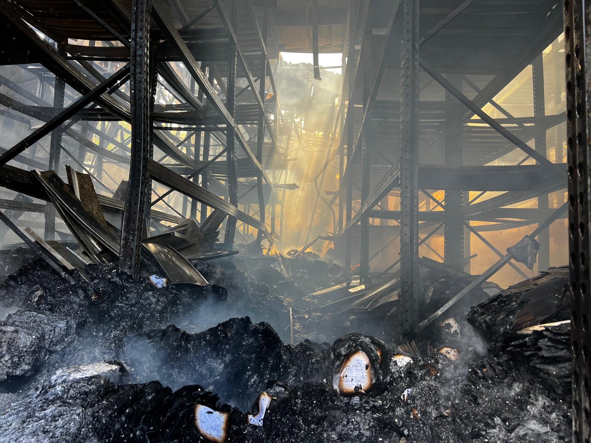 Caracol_Cali's tweet photo. Tras cinco horas de labor adelantada por los organismos de socorro, fue controlado el incendio registrado en una bodega ubicada en la vía que comunica a Cali con Yumbo, la cual almacenaba archivos pertenecientes a la Gobernación del Valle, algunos de ellos con fecha desde 1957. https://t.co/fDieF33lXn