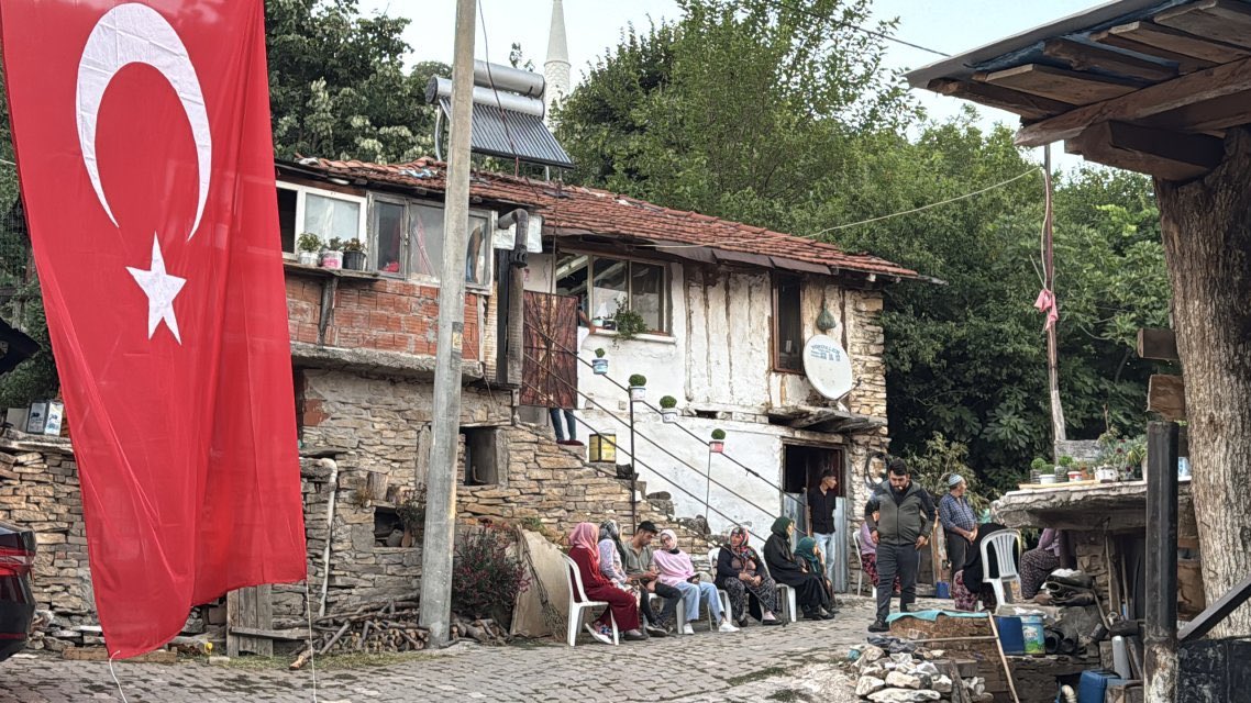 23 yaşındaki Şehit Ahmet Kuşak'ın Balıkesir'deki baba ocağına Türk bayrağı asıldı.