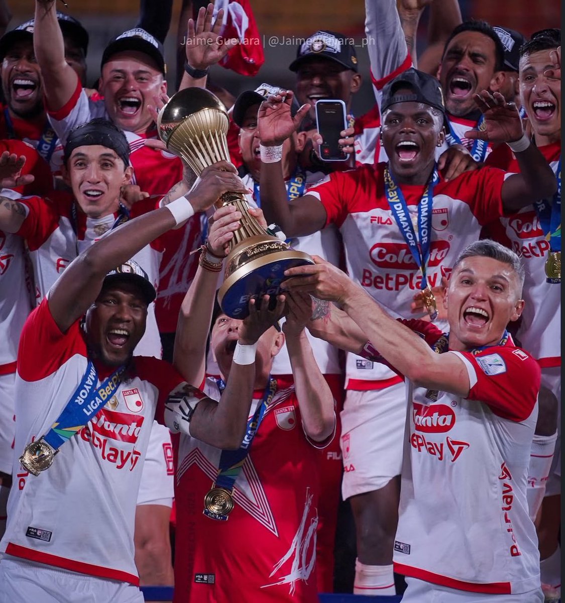InfoCardenal10's tweet photo. #Interactuemos Se cumple 1 semana de aquella anhelada décima estrella 🌟 que iluminó e ilumina la capital de Colombia y al equipo ‘Cardenal’. ¿Qué promesas hicieron si quedábamos campeones y qué es lo que más recuerdan del título? 

📸: @jaimeguevara 

#InformaciónCardenal https://t.co/KgCR0Q6uZI