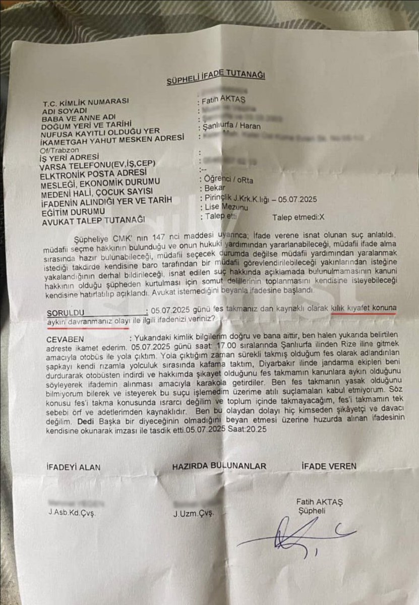 Bir vatandaşın fes taktığı için kılık kıyafet kanununa muhalefetten ifadesi alınmış. İfadeyi alan Pirinçlik Jandarma Komutanlığı çevresinde yaşayan bütün müslümanların dışarı çıkarken sarıklarını takması şu andan itibaren üzerlerine farzdır. İslamla kavgası olanlar bakalım