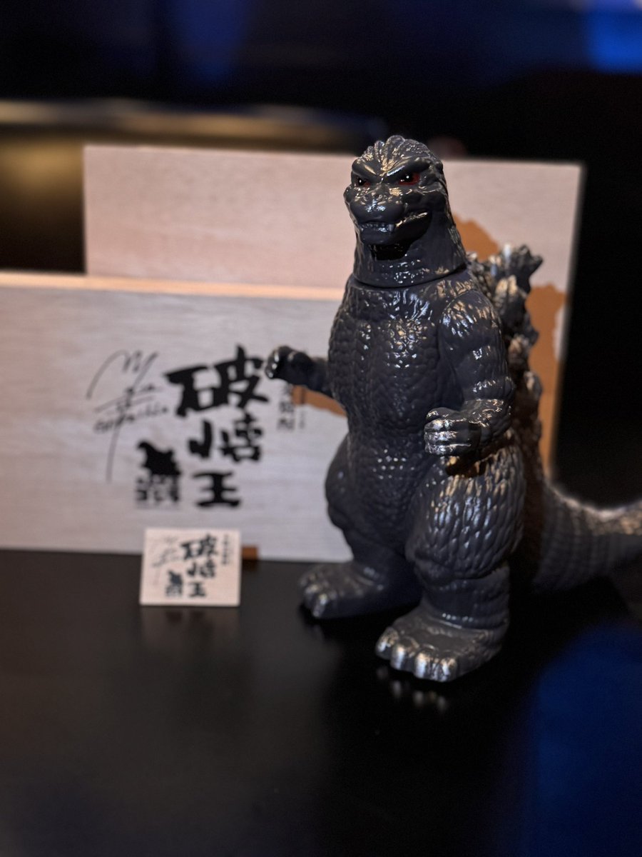 ren__1212__'s tweet photo. ゴジラの焼酎⋆͛🦖⋆͛
高級焼酎や🥹  
いつもありがとう💕

#ゴジラ #GODZILLA #焼酎 https://t.co/DcXteOu3bl