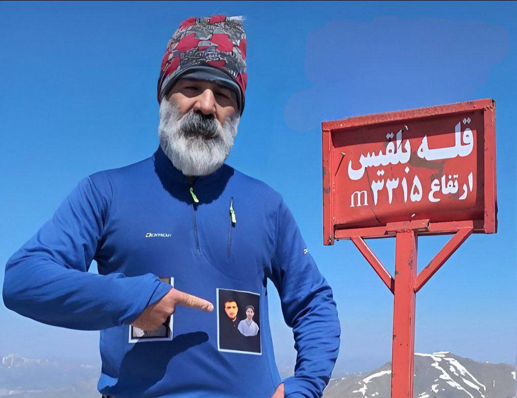 یه پدر داغه به سینه‌ش و به مُچاشه زنجیر
اتهامش تبلیغ، برگزاری تدفین…

 #ماشالله_کرمی  ۶۸۵ روز در بند است.

بخشی از نامه‌ی آقای کرمی:
«نه قاتلم، نه مجرم، فقط پدر بودم»