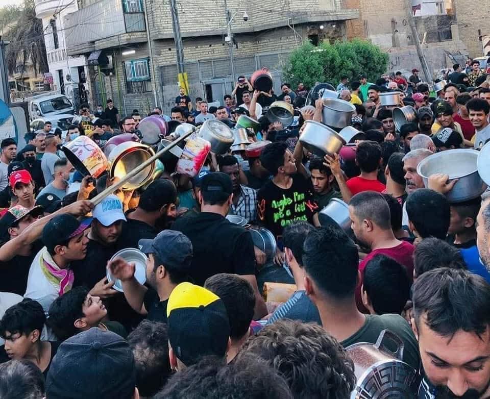 كيف تمسخ كائنًا خلقه الله تعالى إنسانًا، وأكرمه بالعقل والإرادة وتحوّله إلى مسخٍ بلا كرامة؟ 
الجواب ما ترونه في الصورة.
وهيهات منا الذلة.

#العراق #بغداد #عراق_الحاكم_الجعفري