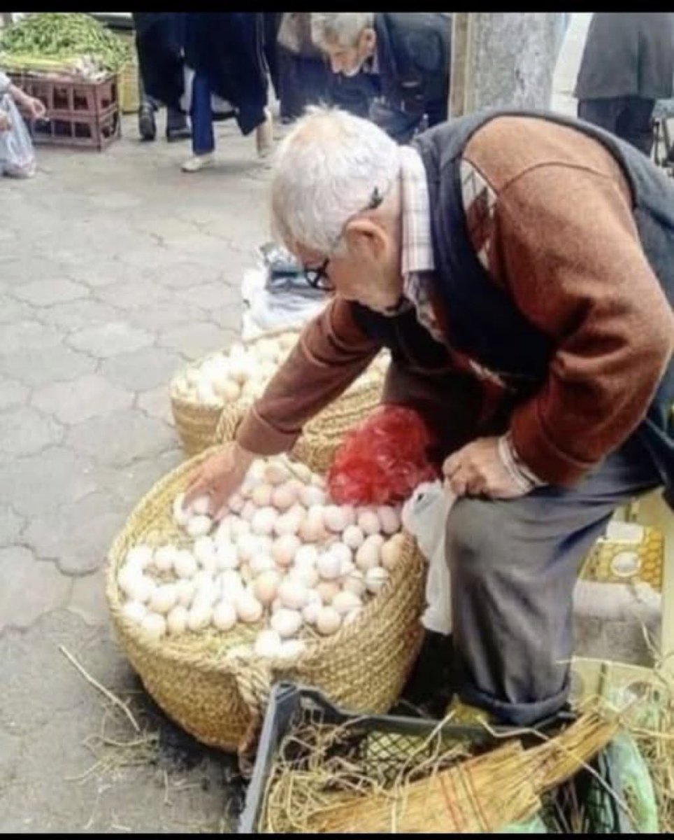 Bir kadın sorar:
— Yumurtalarınızı kaça satıyorsunuz?
Yaşlı satıcı cevap verir:
— Bir yumurta 10 TL, hanımefendi.
Kadın der ki:
— 6 yumurtayı 50 TL'ye alırım, yoksa giderim.
Yaşlı satıcı cevaplar:
— Hanımefendi, istediğiniz fiyata alın. Bugün henüz bir tane bile yumurta satamadım