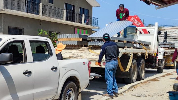 CEABIEN_OAX (@ceabienestar) on Twitter photo Entregamos 2 toneladas de láminas a familias afectadas por el huracán #Erick en:
📍Loma Larga (Tututepec)
📍Los Horcones y El Ciruelo (Pinotepa)
📍El Potrero (Huazolotitlán)
Con el respaldo del Gobernador <a href="/salomonj/">Salomón Jara Cruz</a>, seguimos trabajando por poner a #LaCostaDePie. 🌊
#CEABIEN Entregamos 2 toneladas de láminas a familias afectadas por el huracán #Erick en:
📍Loma Larga (Tututepec)
📍Los Horcones y El Ciruelo (Pinotepa)
📍El Potrero (Huazolotitlán)
Con el respaldo del Gobernador <a href="/salomonj/">Salomón Jara Cruz</a>, seguimos trabajando por poner a #LaCostaDePie. 🌊
#CEABIEN