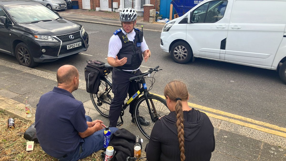 MPSValentines's tweet image. Yesterday during bike patrols in York Rd area, 
@MPSValentines officer 
 spoke to some public drinkers at Argyle &amp;amp; Northbrook Rds. They disposed of cans responsibly &amp;amp; were courteous. Unmarked cars also on patrol. We’ll keep up the effort—please report ASB via Met Police website.