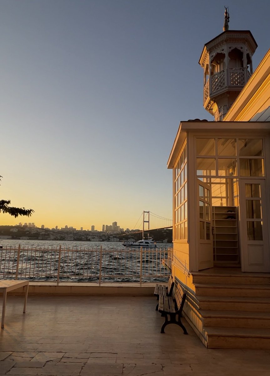 İstanbullu Müslüman kadınlar olarak baya şanslıyız, boğaza sıfır namaz kılma imkanına sahibiz 🫠

📍 Üryanizade Ahmet Esat Efendi Cami, 1860

Boğaziçi silüetinde nakışlı ahşap köşk tipi minaresi ile zarafet abidesi 🤍