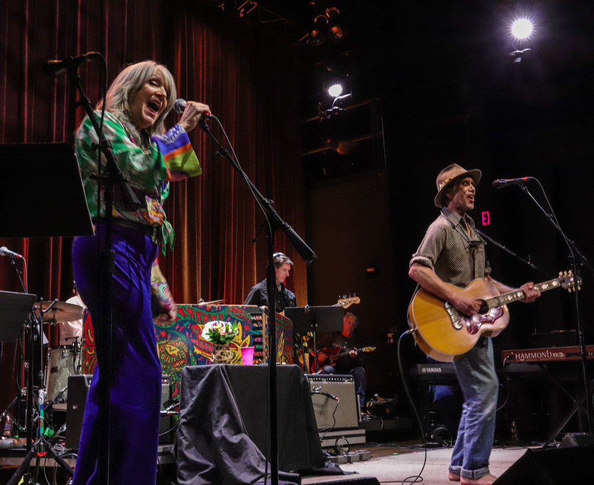 MountainStage's tweet image. This week's encore broadcast comes to you LIVE from the Franklin Theatre in Franklin, TN.
Host Kathy Mattea welcomes Todd Snider, Amy Helm, Drew Holcomb & The Neighbors, and Randall Bramblett.
Tune in to an affiliate station near you or find it via the Mountain Stage Podcast.