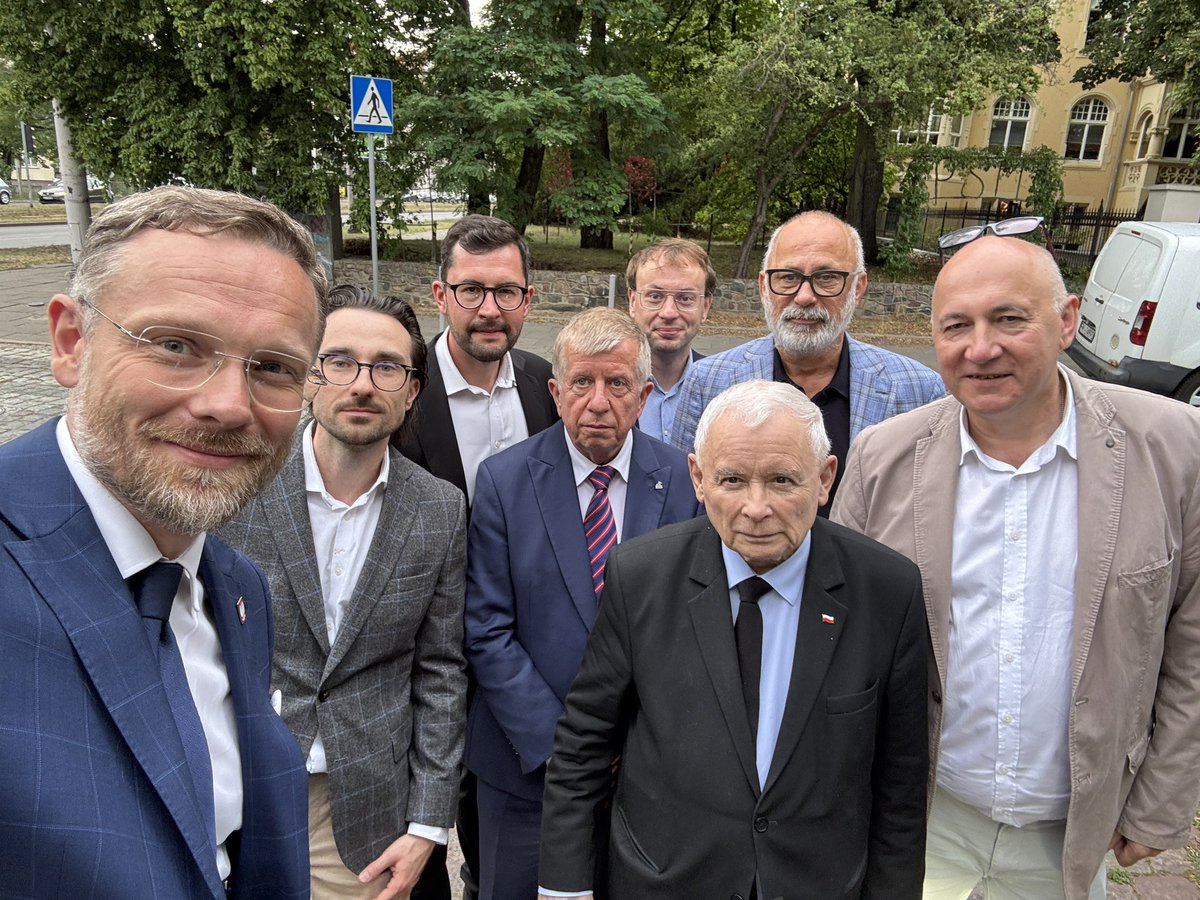 Joachim Brudziński 🇵🇱 (@jbrudzinski) on Twitter photo Tradycyjnie już, jak podczas każdej wizyty premiera Jarosława Kaczyńskiego <a href="/OficjalnyJK/">Jarosław Kaczyński</a> na Pomorzu Zachodnim, oddaliśmy hołd śp. Prezydentowi RP Lechowi Kaczyńskiemu, spotykając się i modląc przy Jego pomniku w Szczecinie 🇵🇱. Tradycyjnie już, jak podczas każdej wizyty premiera Jarosława Kaczyńskiego <a href="/OficjalnyJK/">Jarosław Kaczyński</a> na Pomorzu Zachodnim, oddaliśmy hołd śp. Prezydentowi RP Lechowi Kaczyńskiemu, spotykając się i modląc przy Jego pomniku w Szczecinie 🇵🇱.
