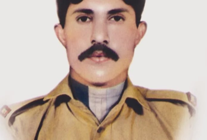 حوالدار لالک جان شہید، نشان حیدر 
پاکستان کا وہ سپوت جس نے خون کے آخری قطرے تک دشمن کا مقابلہ کیا۔ ٹائگر ہل پر انتہائی زخمی حالت میں بھی دشمن کا مقابلہ جاری رکھتے ہوئے جان کا نذرانہ پیش کیا۔ ہم آپکے مقروض ہیں لالک جان!!