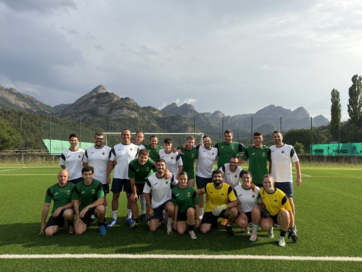 AjVilada's tweet image. Cap de setmana de 🚶🏻♀️ caminada pel pati, teatre amb @enpeyu i futbol de Festa Major 💚 verds VS 🤍 blancs.
Natura, esport, cultura i tradició a casa.
#visitvilada #vilada #elberguedà