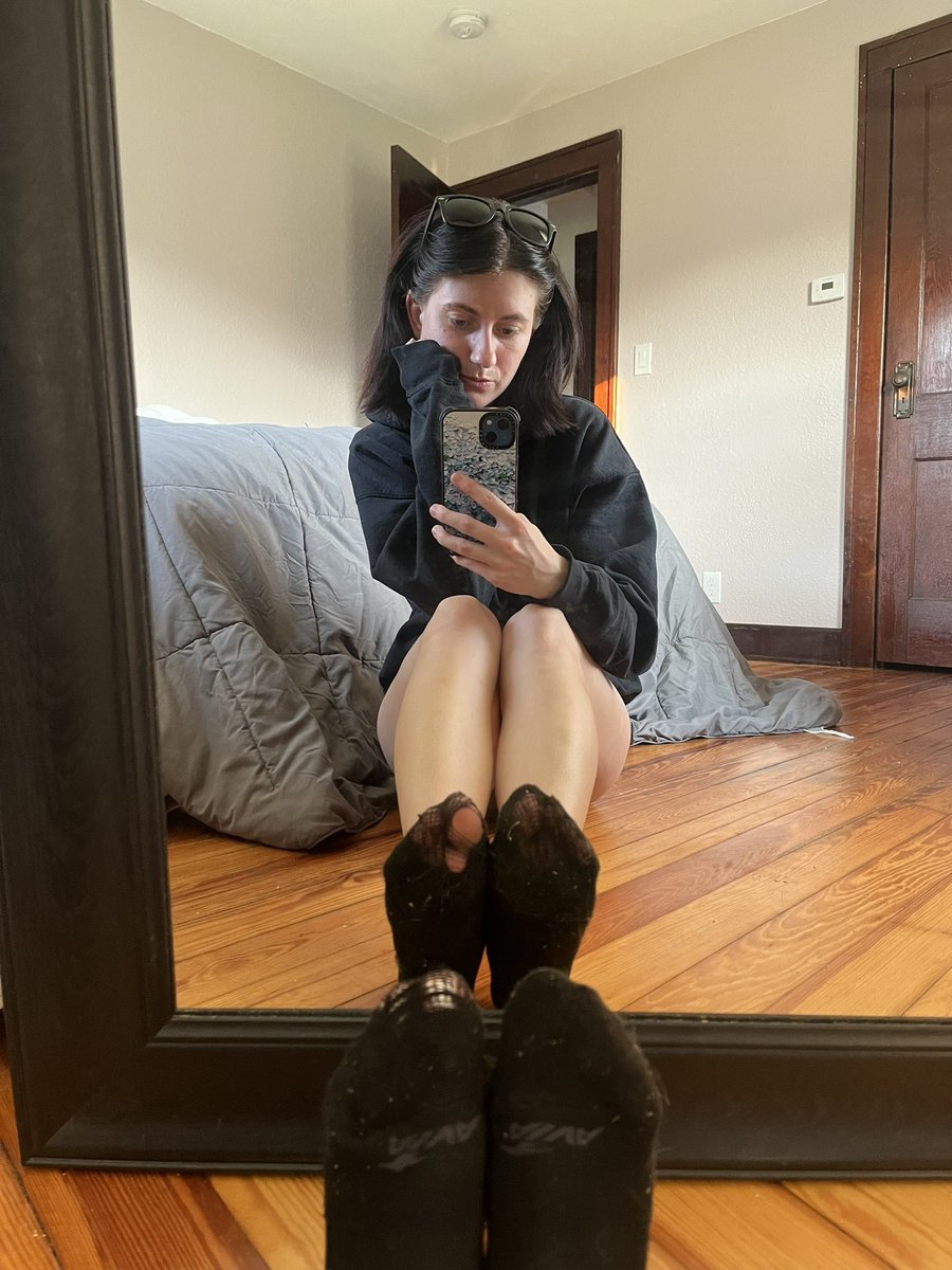 Happy Sunday everyone!!!  The long weekend is winding down and is coming to an end.  Hope everyone enjoyed the long weekend.  Now here’s another pic of holey socks and I like it’s a mirror pic showing off the bottoms of her socks 😍 <a href="/missbambi420/">Miss Bambi</a>