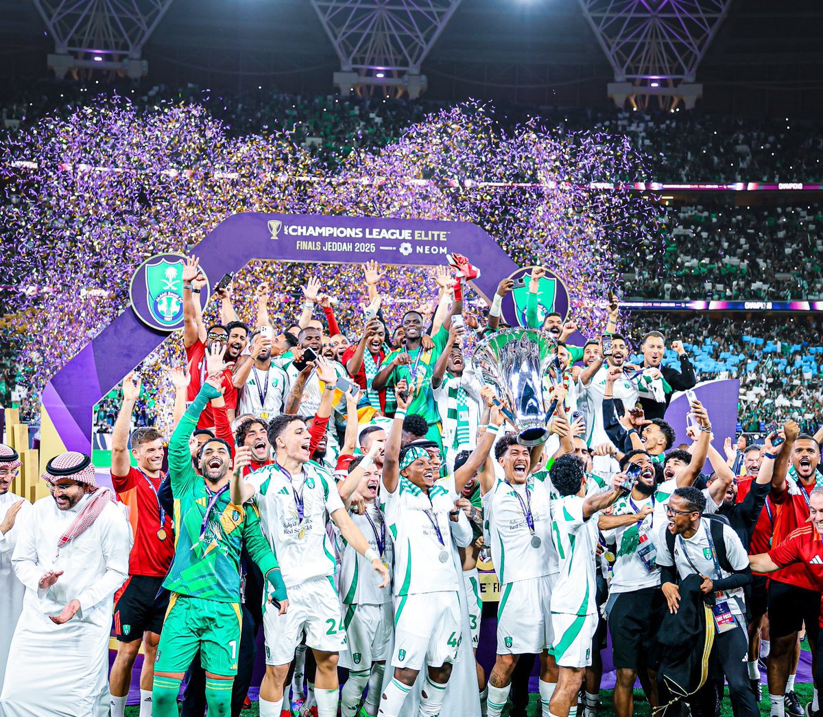 اسيا لو اختارت بطلها للمشاركة في كاس العالم للأندية بهؤلاء النجوم اللي جلدوا ابطال القارة بلا رحمه لوصلت اسيا لمرحلة لم تحلم به مسبقاً ولشاهدت منظر مرعب يرفع اسهم القارة بالوصول على اقل تقدير نصف نهائي او نهائي كاس العالم