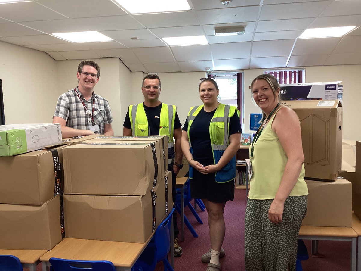 Huge thanks to <a href="/Ebuyer/">ebuyer</a> for donating paper, a high-tech computer &amp; new screens to St Joseph’s Catholic Primary! Your support is making a real difference to our students' learning. 👏💻📚 #ThankYou #EdTech #CommunitySupport