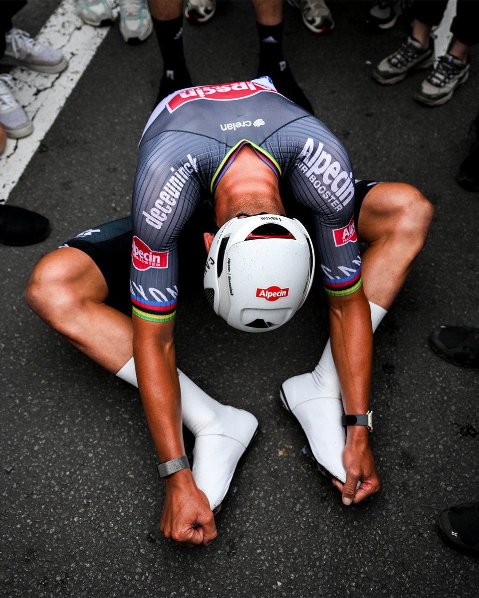 Battle of the big guns 💪 

Mathieu van der Poel led home Tadej Pogacar and Jonas Vingegaard to win stage 2️⃣ of this year's Tour! 

Congrats Mathieu 👏 

📸 A.S.O./Charly Lopez