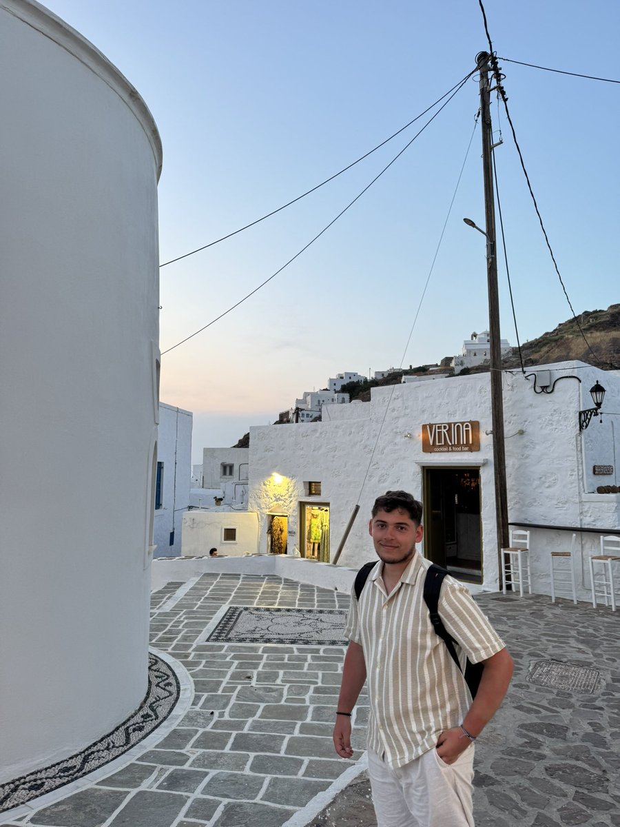 ▫️De retour officiellement sur Twitter !!

Vous devenez quoi ? 

De mon côté j’ai priorisé : travail, famille, copine, YouTube et surtout : VACANCES 🇬🇷